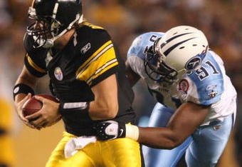 PITTSBURGH - SEPTEMBER 10:  Defensive end Jason Jones #91 tries to stop quarterback Ben Roethlisberger #7 of the Pittsburgh Steelers during the first quarter of the NFL season opener against the Tennessee Titans at Heinz Field on September 10, 2009 in Pittsburgh, Pennsylvania.(Photo by Elsa/Getty Images)