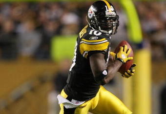 PITTSBURGH, UNITED STATES - SEPTEMBER 11:  Santonio Holmes #10 of the Pittsburgh Steelers carries the ball in the fourth quarter against the Tennessee Titans on September 11, 2009 at Heinz Field in Pittsburgh, Pennsylvania. The Steelers defeated the Titans 13-10 in overtime.  (Photo by Elsa/Getty Images)