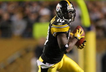 PITTSBURGH, UNITED STATES - SEPTEMBER 11:  Santonio Holmes #10 of the Pittsburgh Steelers carries the ball in the fourth quarter against the Tennessee Titans on September 11, 2009 at Heinz Field in Pittsburgh, Pennsylvania. The Steelers defeated the Titans 13-10 in overtime.  (Photo by Elsa/Getty Images)