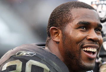 OAKLAND, CA - DECEMBER 21:  Darren McFadden #20 of the Oakland Raiders looks on against the Houston Texans during an NFL game on December 21, 2008 at the Oakland-Alameda County Coliseum in Oakland, California.  (Photo by Jed Jacobsohn/Getty Images)