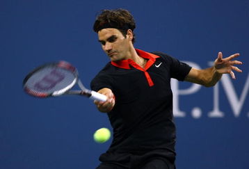 NEW YORK - SEPTEMBER 09:  Roger Federer of Switzerland returns a shot against Robin Soderling of Sweden during day ten of the 2009 U.S. Open at the USTA Billie Jean King National Tennis Center on September 9, 2009 in the Flushing neighborhood of the Queens borough of New York City.  (Photo by Chris McGrath/Getty Images)
