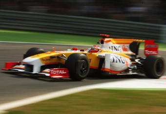 MONZA, ITALY - SEPTEMBER 11:  Fernando Alonso of Spain and Renault drives during practice for the Italian Formula One Grand Prix at the Autodromo Nazionale di Monza on September 11, 2009 in Monza, Italy.  (Photo by Clive Rose/Getty Images)