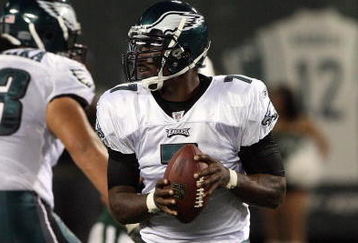 EAST RUTHERFORD, NJ - SEPTEMBER 03:  Michael Vick #7 of the Philadelphia Eagles looks to throw a pass against the New York Jets on September 3, 2009 at Giants Stadium in East Rutherford, New Jersey. The Jets defeated the Eagles 38-27.  (Photo by Jim McIsaac/Getty Images)