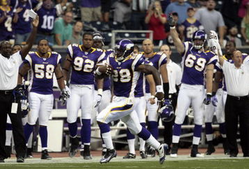 HOUSTON - AUGUST 31:  Running back Adrian Peterson #28 of the Minnesota Vikings runs for a seventy five yard touchdown against the Houston Texans at Reliant Stadium on August 31, 2009 in Houston, Texas.  (Photo by Bob Levey/Getty Images)