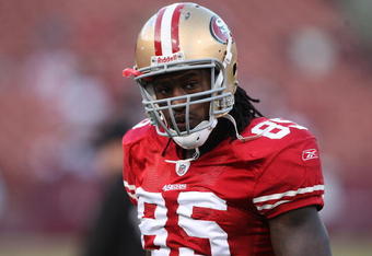 SAN FRANCISCO - AUGUST 14:  Tight End Vernon Davis #85 of the San Francisco looks on against the Denver Broncos during the preseason game on August 14, 2009 at Candlestick Park in San Francisco, California.  (Photo by Jed Jacobsohn/Getty Images)