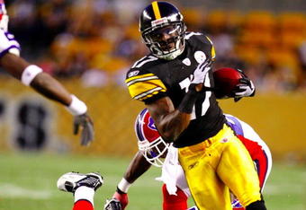 PITTSBURGH - AUGUST 29:  Wide Reciever Mike Wallace #17 of the Pittsburgh Steelers carries the ball downfield in the first quarter during the game against the Buffalo Bills at Heinz Field on August 29, 2009 in Pittsburgh, Pennsylvania. (Photo by Gregory Shamus/Getty Images)