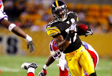 PITTSBURGH - AUGUST 29:  Wide Reciever Mike Wallace #17 of the Pittsburgh Steelers carries the ball downfield in the first quarter during the game against the Buffalo Bills at Heinz Field on August 29, 2009 in Pittsburgh, Pennsylvania. (Photo by Gregory Shamus/Getty Images)