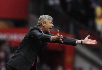 MANCHESTER, ENGLAND - AUGUST 29:  Arsenal Manager Arsene Wenger reacts during the Barclays Premier League match between Manchester United and Arsenal at Old Trafford on August 29, 2009 in Manchester, England.  (Photo by Laurence Griffiths/Getty Images)
