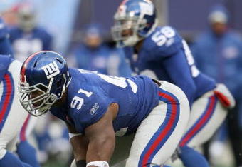EAST RUTHERFORD, NJ - DECEMBER 7:  Justin Tuck #91 of the New York Giants gets ready on the line of scrimmage against the Philadelphia Eagles at Giants Stadium on December 7, 2008 in East Rutherford, New Jersey. (Photo by Nick Laham/Getty Images)