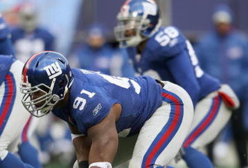 EAST RUTHERFORD, NJ - DECEMBER 7:  Justin Tuck #91 of the New York Giants gets ready on the line of scrimmage against the Philadelphia Eagles at Giants Stadium on December 7, 2008 in East Rutherford, New Jersey. (Photo by Nick Laham/Getty Images)