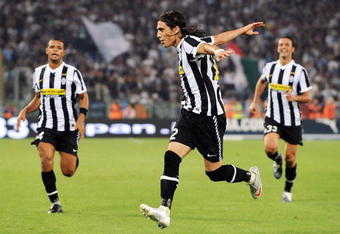 ROME - SEPTEMBER 12:  Martin Caceres (C) of Juventus celebrates with his team mates after scoring the opeing goal during the Serie A match between Lazio and Juventus at Stadio Olimpico on September 12, 2009 in Rome, Italy.  (Photo by Giuseppe Bellini/Getty Images)
