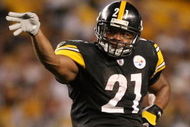 PITTSBURGH - SEPTEMBER 11:  Mewelde Moore #21 of the Pittsburgh Steelers celebrates his first down in the fourth quarter against the Tennessee Titans on September 11, 2009 at Heinz Field in Pittsburgh, Pennsylvania. The Steelers defeated the Titans 13-10 in overtime.  (Photo by Elsa/Getty Images)
