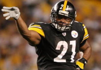 PITTSBURGH - SEPTEMBER 11:  Mewelde Moore #21 of the Pittsburgh Steelers celebrates his first down in the fourth quarter against the Tennessee Titans on September 11, 2009 at Heinz Field in Pittsburgh, Pennsylvania. The Steelers defeated the Titans 13-10 in overtime.  (Photo by Elsa/Getty Images)