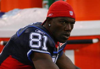 ORCHARD PARK, NY - SEPTEMBER 3:  Terrell Owens #81 of the Buffalo Bills looks on during the preseason game against the Detroit Lions at Ralph Wilson Stadium on September 3, 2009 in Orchard Park, New York. (Photo by Rick Stewart/Getty Images)