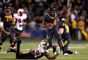BERKELEY, CA - SEPTEMBER 05:  Jahvid Best #4 of the California Golden Bears avoids a tackled by Demetrius Hartsfield #50 of the Maryland Terrapins at California Memorial Stadium on September 5, 2009 in Berkeley, California.  (Photo by Ezra Shaw/Getty Images)