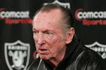 ALAMEDA, CA - JANUARY 23:  Oakland Raiders owner Al Davis (R) introduces newly hired head coach Lane Kiffin during a press conference January 23, 2007 in Alameda, California. Kiffin, a 31 year-old offensive coordinator from the University of Southern California, was named as the new head coach to replace Art Shell who was fired after going 2-14 for the season.  (Photo by Justin Sullivan/Getty Images)