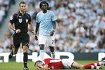 Robin-van-persie-holds-hi-001_crop_150x100