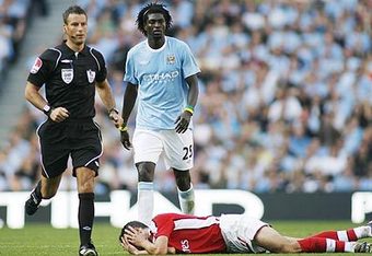 Robin-van-persie-holds-hi-001_crop_340x234