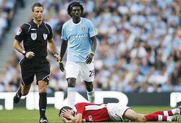 Robin-van-persie-holds-hi-001_feature