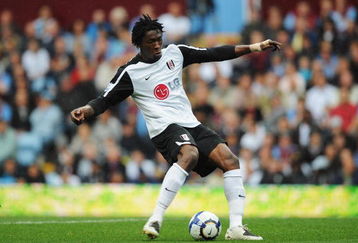 BIRMINGHAM, ENGLAND - AUGUST 30: Dickson Etuhu of Fulham in action during the Barclays Premier League match between Aston Villa and Fulham at Villa Park on August 30, 2009 in Birmingham, England.  (Photo by Shaun Botterill/Getty Images)