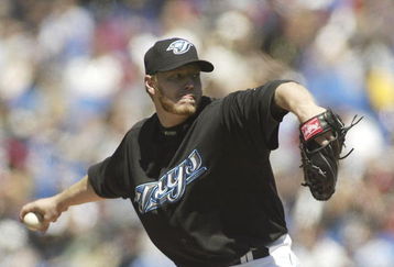 TORONTO - MAY 16:  Roy Halladay #32 of  the Toronto Blue Jays pitches against the Boston Red Sox on May 16, 2004 at Skydome in Toronto, Canada. The Blue Jays won 3-1.  (Photo by Rick Stewart/Getty Images)