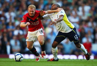 LONDON, ENGLAND - SEPTEMBER 12:   Paul Scholes of Manchester United holds off the challenge from Wilson Palacios of Tottenham during the Barclays Premier League match between Tottenham Hotspur and Manchester United at White Hart Lane on September 12, 2009 in London, England. (Photo by Jamie McDonald/Getty Images)