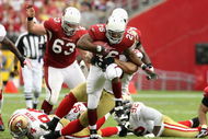 GLENDALE, AZ - SEPTEMBER 13:  Runningback Beanie Wells #26 of the Arizona Cardinals rushes with the football for 8 yards against the San Francisco 49ers during the NFL game at the Universtity of Phoenix Stadium on September 13, 2009 in Glendale, Arizona. The 49ers defeated the Cardinals 20-16. (Photo by Christian Petersen/Getty Images)