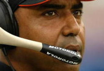 NASHVILLE, TN - OCTOBER 31:  Head coach Marvin Lewis of the Cincinnati Bengals watches on during their loss to the Tennessee Titans on October 31, 2004 at The Coliseum in Nashville, Tennessee. The Titans defeated the Bengals 27-20.  (Photo by Streeter Lecka/Getty Images)