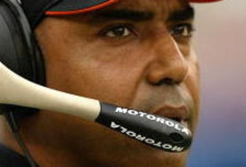 NASHVILLE, TN - OCTOBER 31:  Head coach Marvin Lewis of the Cincinnati Bengals watches on during their loss to the Tennessee Titans on October 31, 2004 at The Coliseum in Nashville, Tennessee. The Titans defeated the Bengals 27-20.  (Photo by Streeter Lecka/Getty Images)