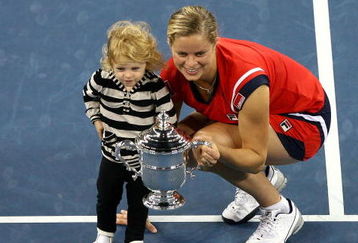 NEW YORK - SEPTEMBER 13:  Kim Clijsters of Belgium and daughter Jada pose with the championship trophy after Clijsters defeated Caroline Wozniacki of Denmark in the Women�s Singles final on day fourteen of the 2009 U.S. Open at the USTA Billie Jean King National Tennis Center on September 13, 2009 in the Flushing neighborhood of the Queens borough of New York City. Clijsters defeated Wozniacki 7-5, 6-3.  (Photo by Al Bello/Getty Images)