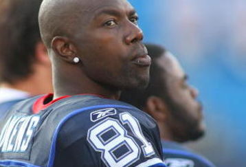 ORCHARD PARK, NY - SEPTEMBER 03:  Terrell Owens #81 of the Buffalo Bills stands on the sidelines during a  preseason game against the Detroit Lions at Ralph Wilson Stadium on September 3, 2009 in Orchard Park, New York.  (Photo by Rick Stewart/Getty Images)