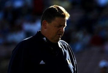 PASADENA, CA - OCTOBER 6:  Head coach Charlie Weis of the Notre Dame Fighting Irish watches his team warm up before the game with the UCLA Bruins at the Rose Bowl October 6, 2007 in Pasadena, California.  (Photo by Stephen Dunn/Getty Images)