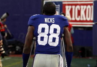 EAST RUTHERFORD, NJ - SEPTEMBER 13:  Hakeem Nicks #88 of the New York Giants leaves the game after spraining his ankle against the Washington Redskins on September 13, 2009 at Giants Stadium in East Rutherford, New Jersey.  (Photo by Jim McIsaac/Getty Images)