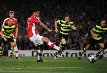 LONDON, ENGLAND - AUGUST 26:  Eduardo of Arsenal scores the opening goal from the penalty spot during the UEFA Champions League 2nd qualifying round 2nd leg match between Arsenal and Celtic at the Emirates Stadium on August 26, 2009 in London, England.  (Photo by Shaun Botterill/Getty Images)