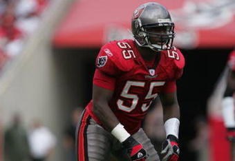 TAMPA, FL - DECEMBER 10:  Linebacker Derrick Brooks #55 of the Tampa Bay Buccaneers lines up for a play against the Atlanta Falcons on December 10, 2006 at Raymond James Stadium in Tampa, Florida. The Falcons defeated the Bucs 17-6. (Photo by Doug Pensinger/Getty Images)