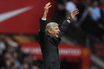 MANCHESTER, ENGLAND - AUGUST 29:  Arsenal Manager Arsene Wenger reacts during the Barclays Premier League match between Manchester United and Arsenal at Old Trafford on August 29, 2009 in Manchester, England.  (Photo by Laurence Griffiths/Getty Images)