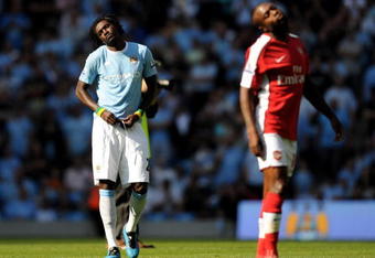 MANCHESTER, ENGLAND - SEPTEMBER 12:  Emmanuel Adebayor of Manchester and William Gallas of Arsenal prepare for the Barclays Premier League match between Manchester City and Arsenal at the City of Manchester Stadium on September 12, 2009 in Manchester, England.  (Photo by Shaun Botterill/Getty Images)