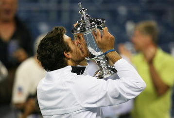 NEW YORK - SEPTEMBER 14:  Juan Martin Del Potro of Argentina kisses the championship trophy after defeating Roger Federer of Switzerland in the Men's Singles final on day fifteen of the 2009 U.S. Open at the USTA Billie Jean King National Tennis Center on September 14, 2009 in the Flushing neighborhood of the Queens borough of New York City. Del Potro defeated Federer 3-6, 7-6 (7), 4-6, 7-6 (7), 6-2.  (Photo by Matthew Stockman/Getty Images)