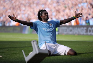 MANCHESTER, ENGLAND - SEPTEMBER 12:  Emmanuel Adebayor of Manchester City celebrates in front of the Arsenal fans after scoring during the Barclays Premier League match between Manchester City and Arsenal at the City of Manchester Stadium on September 12, 2009 in Manchester, England.  (Photo by Shaun Botterill/Getty Images)