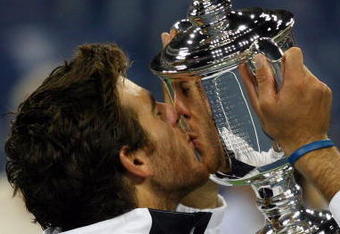 NEW YORK - SEPTEMBER 14:  Juan Martin Del Potro of Argentina kisses the championship trophy after defeating Roger Federer of Switzerland in the Men's Singles final on day fifteen of the 2009 U.S. Open at the USTA Billie Jean King National Tennis Center on September 14, 2009 in the Flushing neighborhood of the Queens borough of New York City. Del Potro defeated Federer 3-6, 7-6 (7), 4-6, 7-6 (7), 6-2.  (Photo by Matthew Stockman/Getty Images)