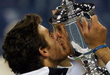 NEW YORK - SEPTEMBER 14:  Juan Martin Del Potro of Argentina kisses the championship trophy after defeating Roger Federer of Switzerland in the Men's Singles final on day fifteen of the 2009 U.S. Open at the USTA Billie Jean King National Tennis Center on September 14, 2009 in the Flushing neighborhood of the Queens borough of New York City. Del Potro defeated Federer 3-6, 7-6 (7), 4-6, 7-6 (7), 6-2.  (Photo by Matthew Stockman/Getty Images)