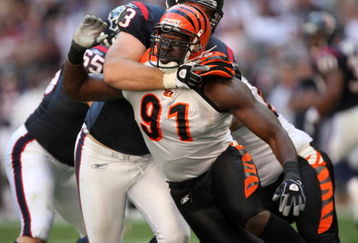 HOUSTON - OCTOBER 26:  Defensive end Robert Geathers #91 of the Cincinnati Bengals tries to fight through the block of tackle Eric Winston #73 of the Houston Texans on October 26, 2008 at Reliant Stadium in Houston, Texas. The Texans won 35-6.  (Photo by Stephen Dunn/Getty Images)