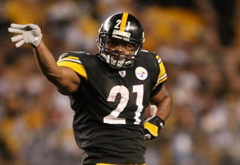 PITTSBURGH - SEPTEMBER 11:  Mewelde Moore #21 of the Pittsburgh Steelers celebrates his first down in the fourth quarter against the Tennessee Titans on September 11, 2009 at Heinz Field in Pittsburgh, Pennsylvania. The Steelers defeated the Titans 13-10 in overtime.  (Photo by Elsa/Getty Images)