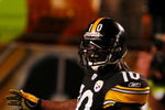 PITTSBURGH - SEPTEMBER 10:  Santonio Holmes #10 of the Pittsburgh Steelers celebrates his second quarter touchdown against the Tennessee Titans during the game at Heinz Field on September 10, 2009 in Pittsburgh, Pennsylvania. (Photo by Scott Boehm/Getty Images)