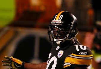 PITTSBURGH - SEPTEMBER 10:  Santonio Holmes #10 of the Pittsburgh Steelers celebrates his second quarter touchdown against the Tennessee Titans during the game at Heinz Field on September 10, 2009 in Pittsburgh, Pennsylvania. (Photo by Scott Boehm/Getty Images)
