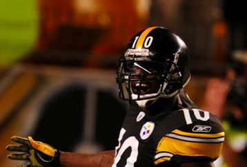 PITTSBURGH - SEPTEMBER 10:  Santonio Holmes #10 of the Pittsburgh Steelers celebrates his second quarter touchdown against the Tennessee Titans during the game at Heinz Field on September 10, 2009 in Pittsburgh, Pennsylvania. (Photo by Scott Boehm/Getty Images)