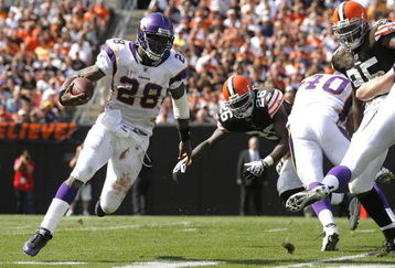 CLEVELAND - SEPTEMBER 13:  Adrian Peterson #28 of the Minnesota Vikings runs around the defense of the Cleveland Browns at Cleveland Browns Stadium on September 13, 2009 in Cleveland, Ohio.  (Photo by Matt Sullivan/Getty Images)