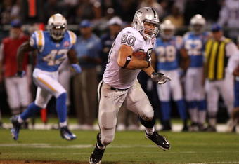 OAKLAND, CA - SEPTEMBER 14:  Zach Miller #80 of the Oakland Raiders runs for yards after the catch against Clinton Hart #42 of the San Diego Chargers on September 14, 2009 at the Oakland-Alameda County Coliseum in Oakland, California.  (Photo by Ezra Shaw/Getty Images)