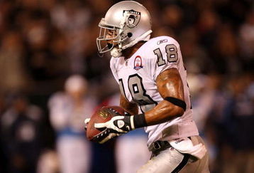 OAKLAND, CA - SEPTEMBER 14:  Louis Murphy #18 of the Oakland Raiders runs the ball into the endzone for a 57-yard touchdown reception in the fourth quarter against the San Diego Chargers on September 14, 2009 at the Oakland-Alameda County Coliseum in Oakland, California.  (Photo by Ezra Shaw/Getty Images)