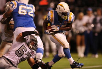 OAKLAND, CA - SEPTEMBER 14:  Darren Sproles #43 of the San Diego Chargers scores the game-winning touchdown on a 5-yard rushing TD in the fourth quarter against Ricky Brown #57 of the Oakland Raiders on September 14, 2009 at the Oakland-Alameda County Coliseum in Oakland, California.  (Photo by Ezra Shaw/Getty Images)